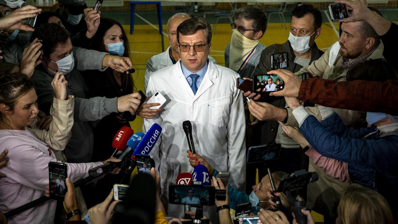 Der Chefarzt des Krankenhauses in Omsk steht vor Journalisten.