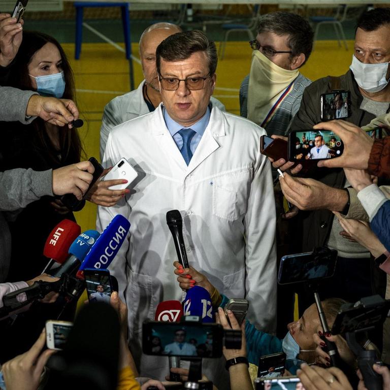 Der Chefarzt des Krankenhauses in Omsk steht vor Journalisten.
