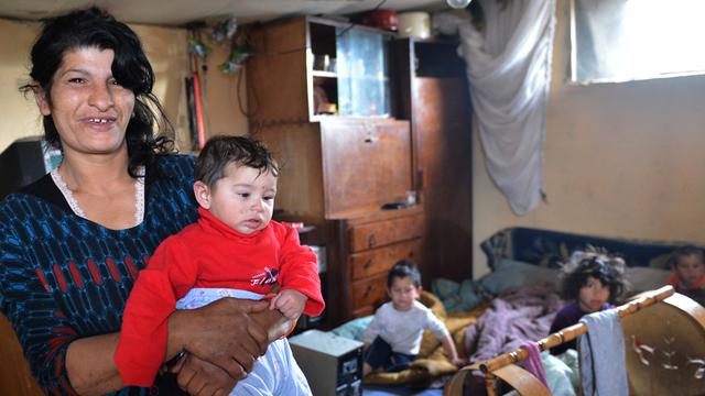 Die Bewohnerin Serjana steht mit ihren Kindern am 09.04.2013 in ihrer Hütte in der Roma-Siedlung Belvil in Belgrad.