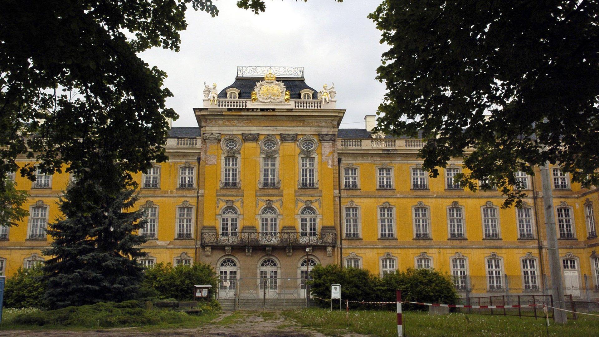 Blick auf das Schloss Dornburg im Kreis Anhalt-Zerbst: Von 1751 bis 1758 wurde es vom Barockbaumeister Friedrich Joachim Stengel für die Mutter der späteren russischen Zarin Katharina II. erbaut. Zu DDR-Zeiten als Staatsarchiv genutzt, gehört es nach gescheiterter Privatisierung dem Land Sachsen-Anhalt. Blick auf das Schloss Dornburg im Kreis Anhalt-Zerbst: Von 1751 bis 1758 wurde es vom Barockbaumeister Friedrich Joachim Stengel für die Mutter der späteren russischen Zarin Katharina II. erbaut. Zu DDR-Zeiten als Staatsarchiv genutzt, gehört es nach gescheiterter Privatisierung dem Land Sachsen-Anhalt.