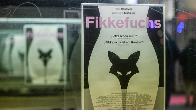Werbeplakate des Films "Fikkefuchs" hängen am 14.11.2017 in Berlin zur Premiere vor dem Kino International.