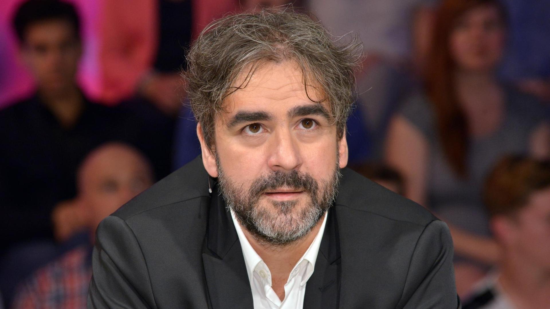 Yücel sitzt als Gast einer Talkshow auf dem Podium. Yücel sitzt als Gast einer Talkshow auf dem Podium.