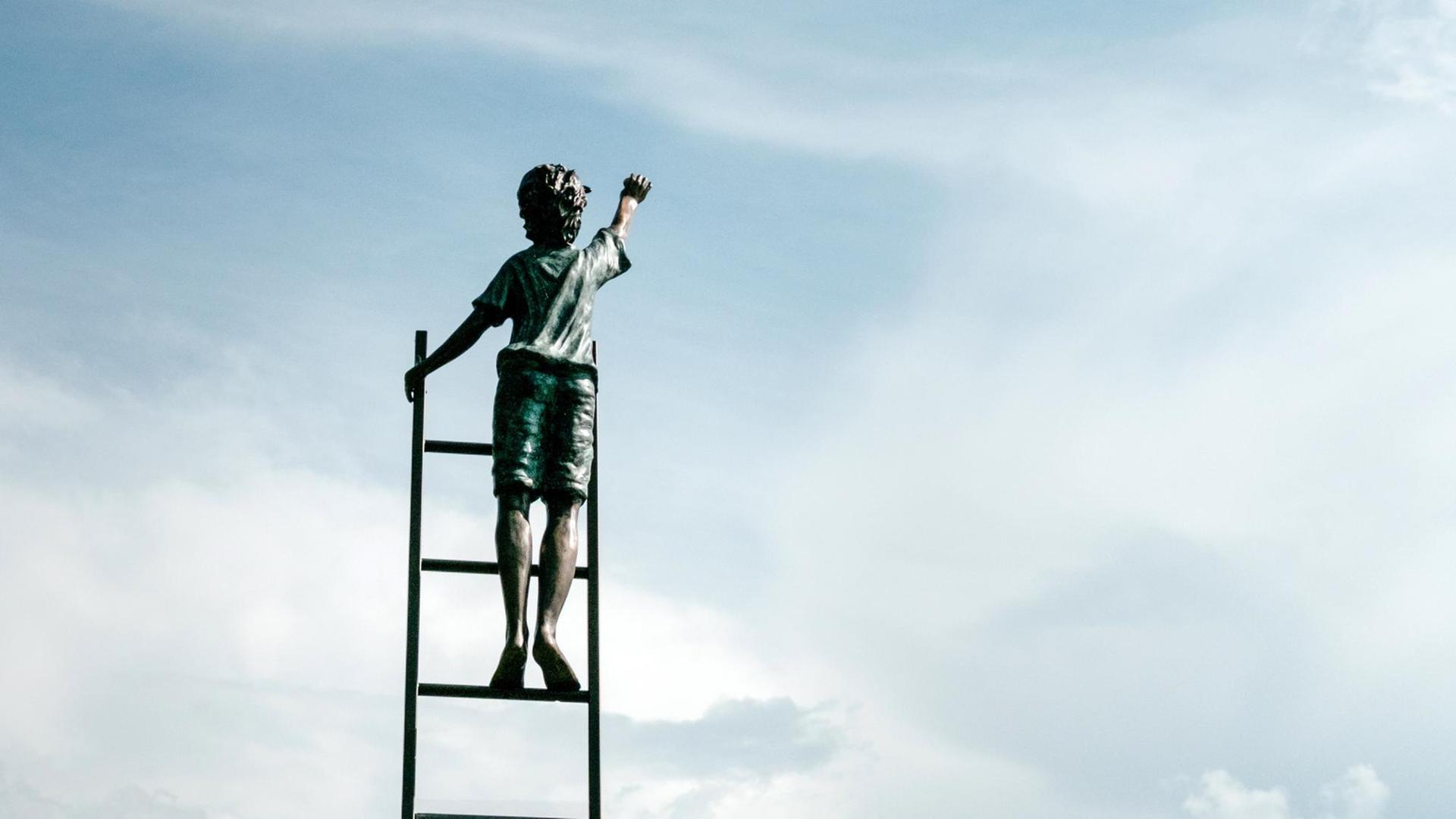 Eine menschliche Figur auf einer Leiter streckt den Arm gen Himmel.