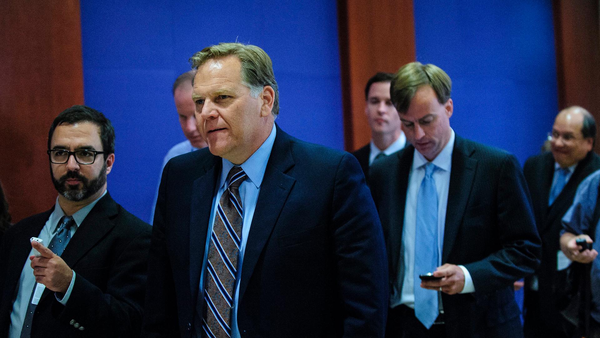 Der US-Abgeordnete Mike Rogers (2. von links) geht mit mehreren anderen Personen zu einer Anhörung im Kongress. Der US-Abgeordnete Mike Rogers (2. von links) geht mit mehreren anderen Personen zu einer Anhörung im Kongress.