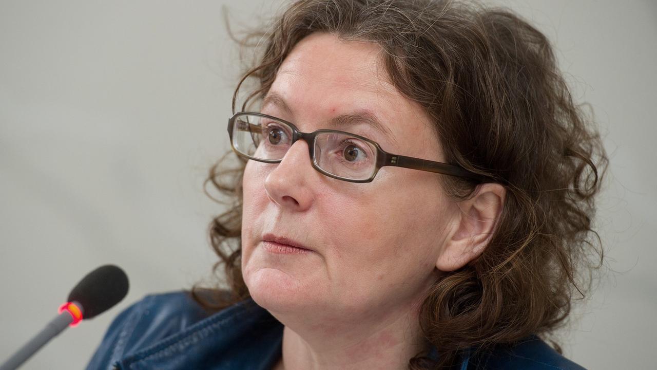 Irmgard Zündorf sitzt bei einer Pressekonferenz vor einem Mikrofon. Irmgard Zündorf sitzt bei einer Pressekonferenz vor einem Mikrofon.