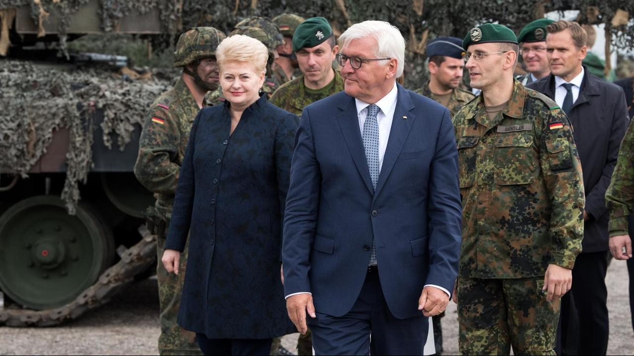Bundespräsident Steinmeier und die Präsidentin der Republik Litauen, Grybauskaité (l), besuchen das von der Bundeswehr angeführte Nato-Bataillon auf dem Militärstützpunkt in Rukla.