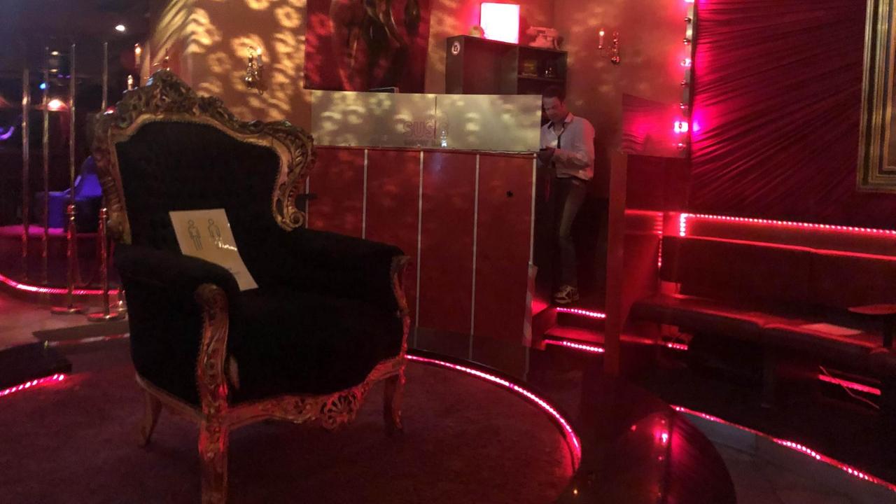 Ein Sessel mit Warnhinweis auf der Drehbühne in Susis Showbar Ein Sessel mit Warnhinweis auf der Drehbühne in Susis Showbar