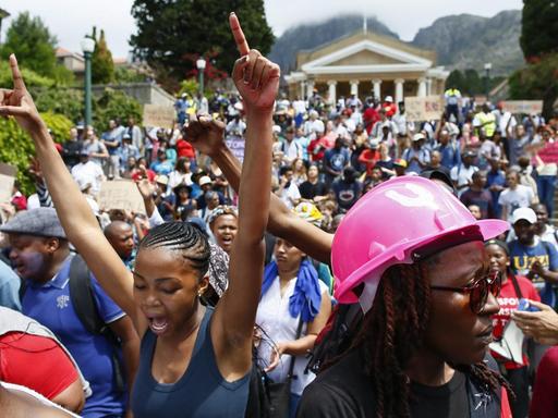 Protestierende Studenten auf dem Campus der Uni in Kapstadt