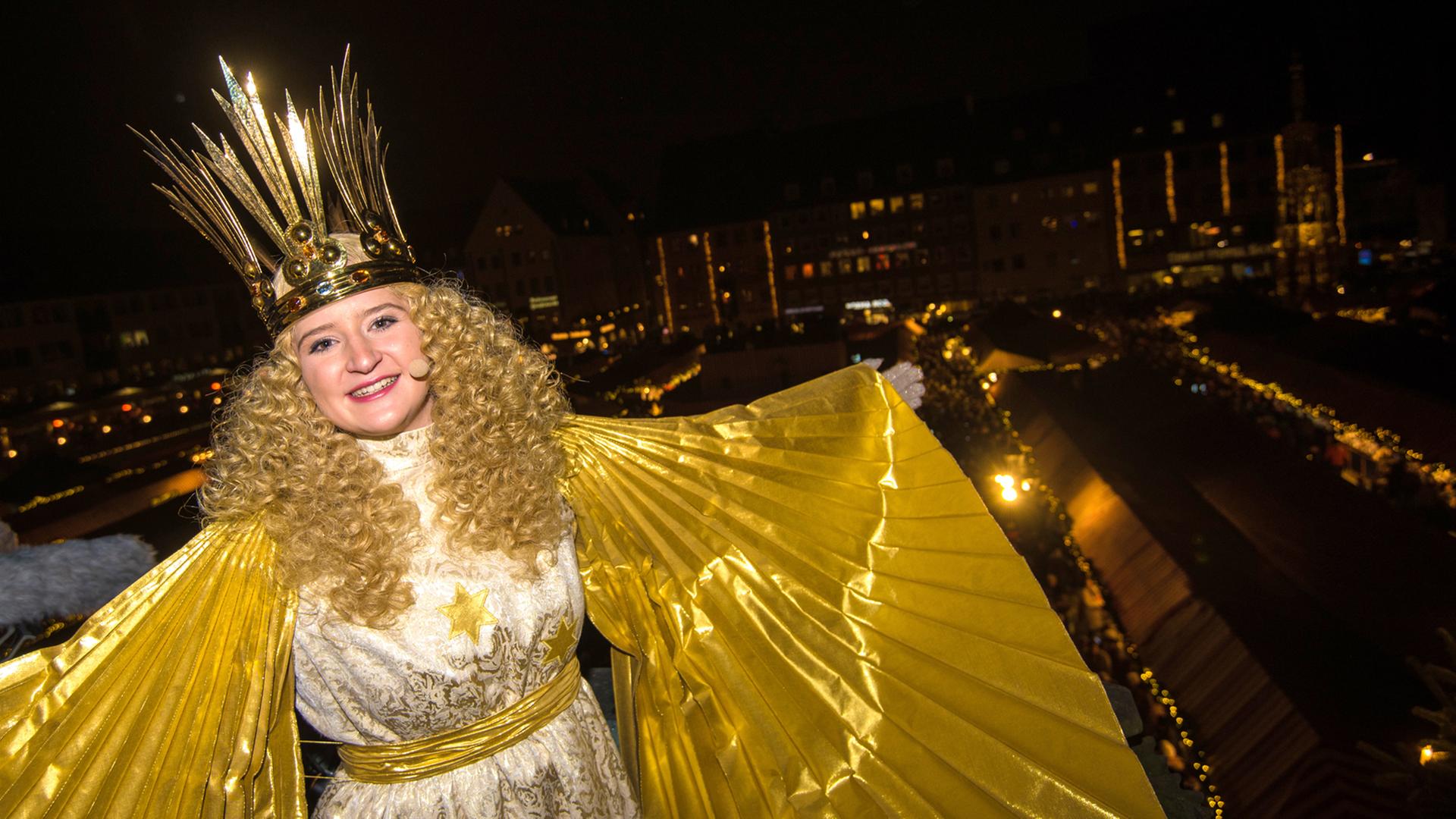 Nach der feierlichen Eröffnung des Nürnberger Christkindlesmarkt breitet das Nürnberger Christkind, Rebecca Ammon, am 1.12.2017 in Nürnberg auf der Empore der Frauenkirche seine Flügel aus Nach der feierlichen Eröffnung des Nürnberger Christkindlesmarkt breitet das Nürnberger Christkind, Rebecca Ammon, am 1.12.2017 in Nürnberg auf der Empore der Frauenkirche seine Flügel aus