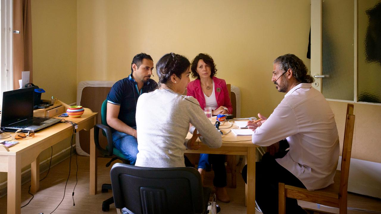 Sabine Adler, Razan Skeif, Wael Sabia und ein Dolmetscher im Flüchtlingsheim Marienfelde Sabine Adler, Razan Skeif, Wael Sabia und ein Dolmetscher im Flüchtlingsheim Marienfelde