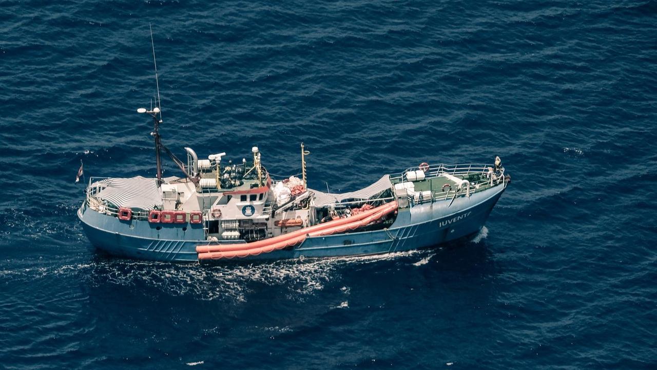 Das Flüchtlingsschiff Iuventa von Jugend Rettet im Einsatrz auf hoher See Das Flüchtlingsschiff Iuventa von Jugend Rettet im Einsatrz auf hoher See