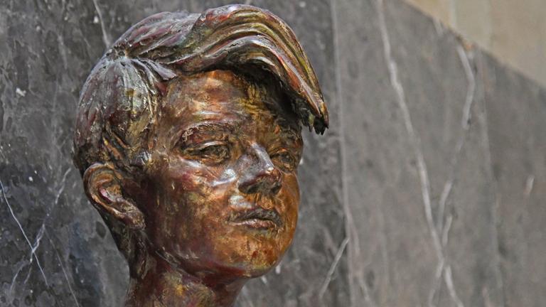 Bronze-Büste von Sophie Scholl , Ludwig-Maximilan-Universität, München. Sophie Scholl war Mitglied der Widerstandsgruppe Weiße Rose. 