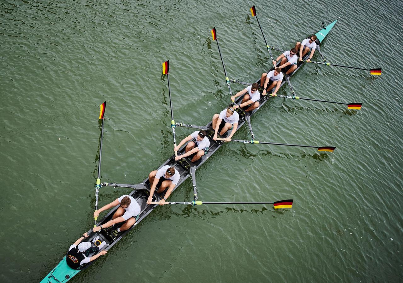 Der Deutschland-Achter mit Steuermann Martin Sauer (l-r), Hannes Ociks, Richard Schmidt, Malte Jakschik, Jakob Schneider, Torben Johannesen, Olaf Roggensack, Laurits Follert, Johannes Weissenfeld - hier bei einer Trainingsfahrt über den Ems-Kanal. Der Deutschland-Achter mit Steuermann Martin Sauer (l-r), Hannes Ociks, Richard Schmidt, Malte Jakschik, Jakob Schneider, Torben Johannesen, Olaf Roggensack, Laurits Follert, Johannes Weissenfeld - hier bei einer Trainingsfahrt über den Ems-Kanal.