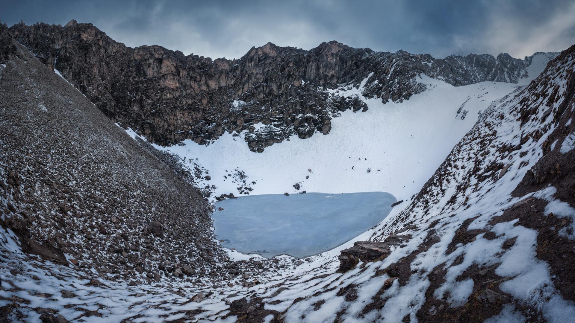 Eine Aufnahme des Rookpund Sees im Himalaya Eine Aufnahme des Rookpund Sees im Himalaya
