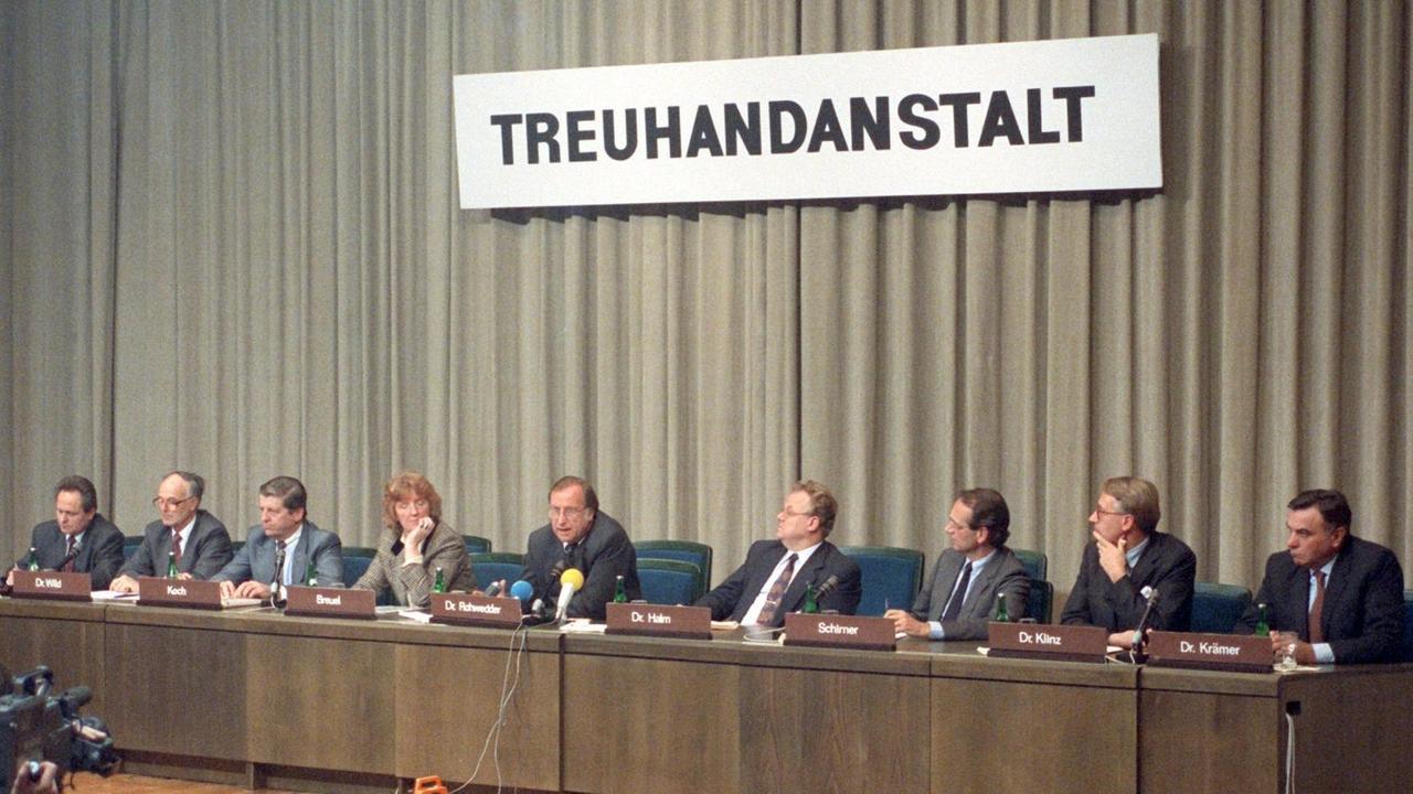 Detlev Rohwedder, Präsident der Treuhandanstalt, im Kreise von Vorstandsmitgliedern, bei einer Pressekonferenz am 27.11.1990. Detlev Rohwedder, Präsident der Treuhandanstalt, im Kreise von Vorstandsmitgliedern, bei einer Pressekonferenz am 27.11.1990.