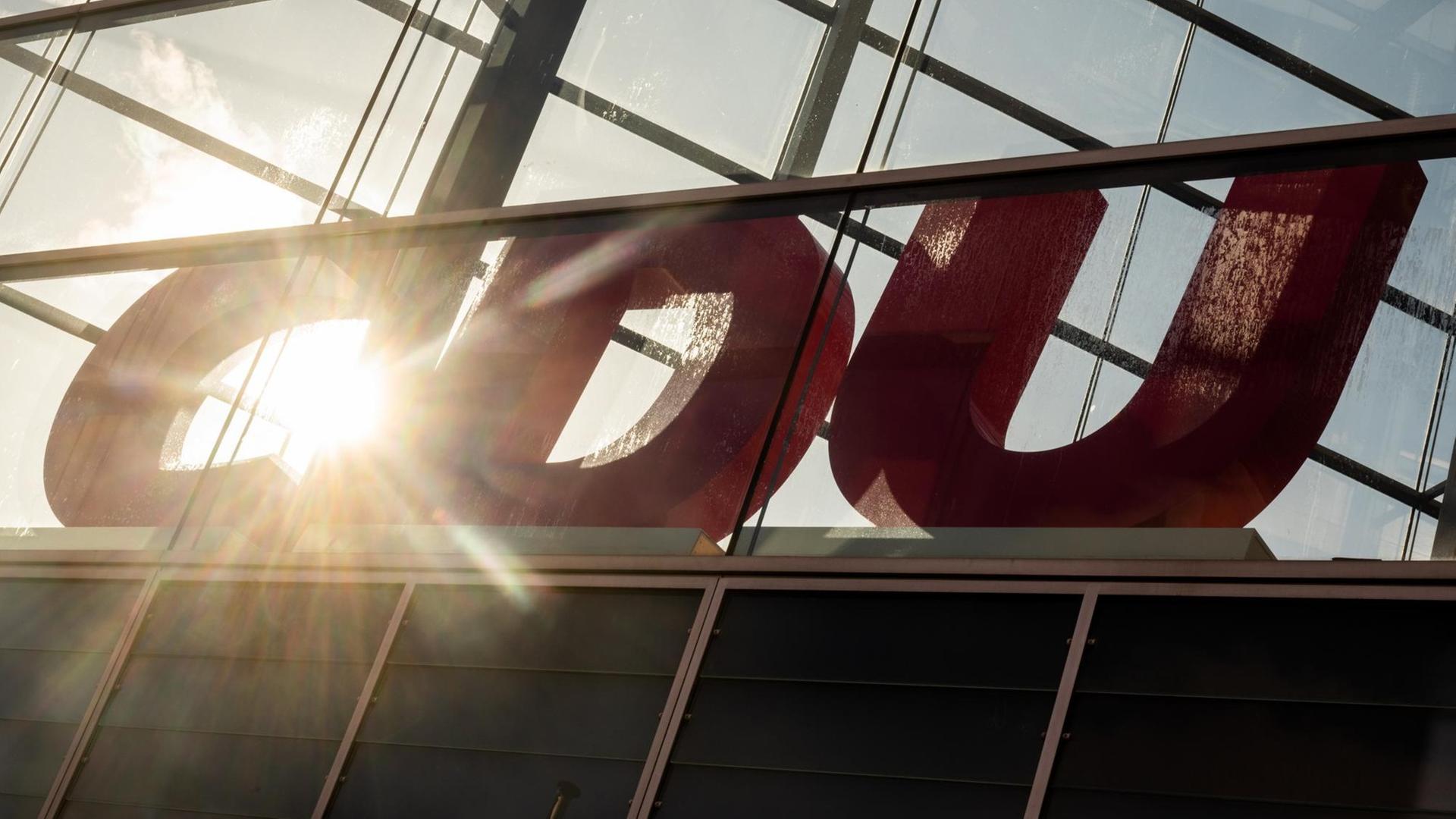 Die Sonne scheint durch das Logo der CDU auf dem Dach vom Konrad-Adenauer-Haus. Die Sonne scheint durch das Logo der CDU auf dem Dach vom Konrad-Adenauer-Haus.