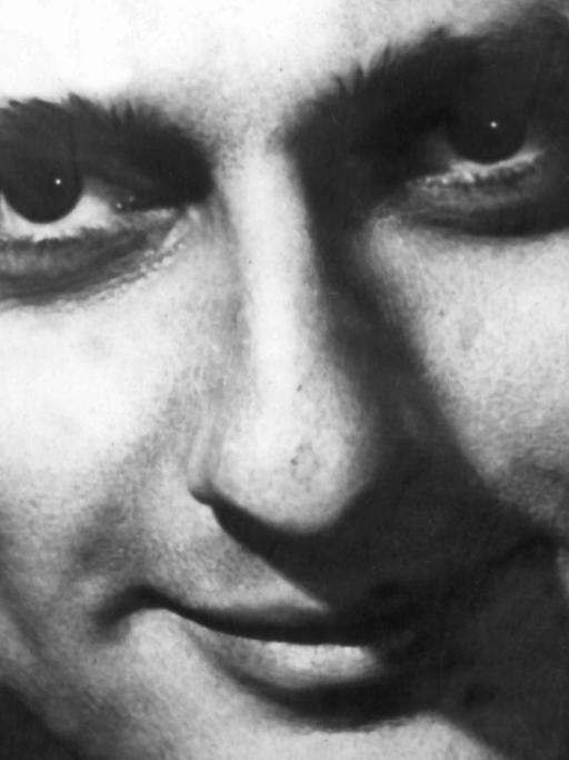 Zeitgenössische Aufnahme des rumänischen Pianisten und Komponisten Dino Lipatti, der mit nach hinten gegeltem Haar in die Kamera lächelt.