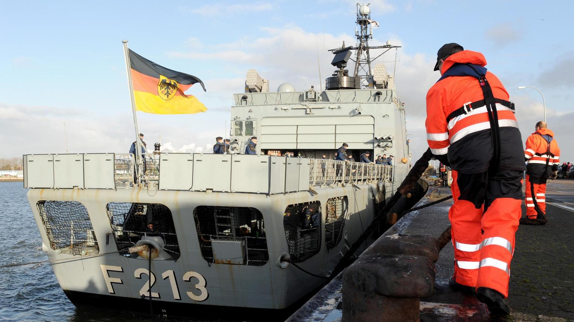 Die Fregatte Augsburg im Hafen in Wilhelmshaven Die Fregatte Augsburg im Hafen in Wilhelmshaven