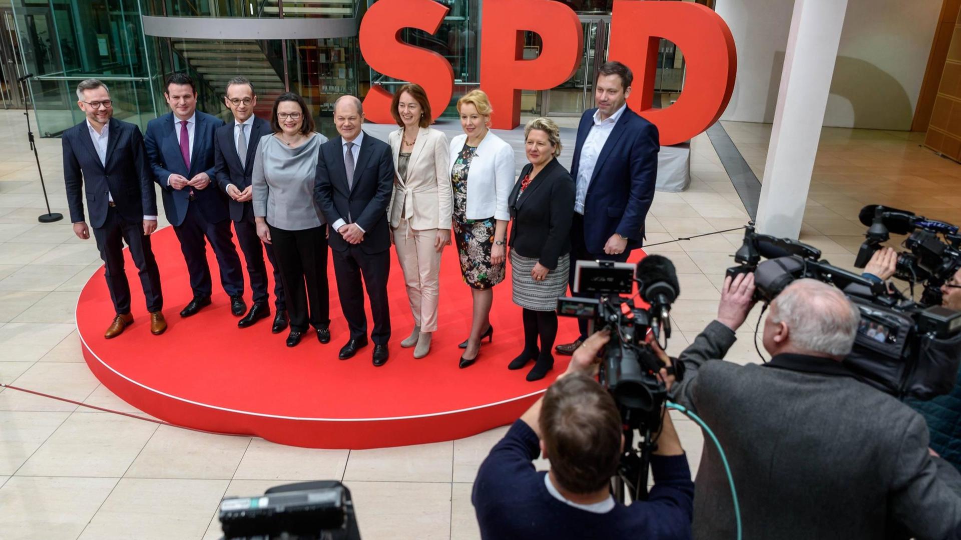 Michael Roth, Hubertus Heil, Heiko Maas, Andrea Nahles, Olaf Scholz, Katarina Barley, Franziska Giffey, Svenja Schulze und Lars Klingbeil während der Pressekonferenz zur Vorstellung der Minister und Ministerinnen der SPD in der zukünftigen Regierung Michael Roth, Hubertus Heil, Heiko Maas, Andrea Nahles, Olaf Scholz, Katarina Barley, Franziska Giffey, Svenja Schulze und Lars Klingbeil während der Pressekonferenz zur Vorstellung der Minister und Ministerinnen der SPD in der zukünftigen Regierung