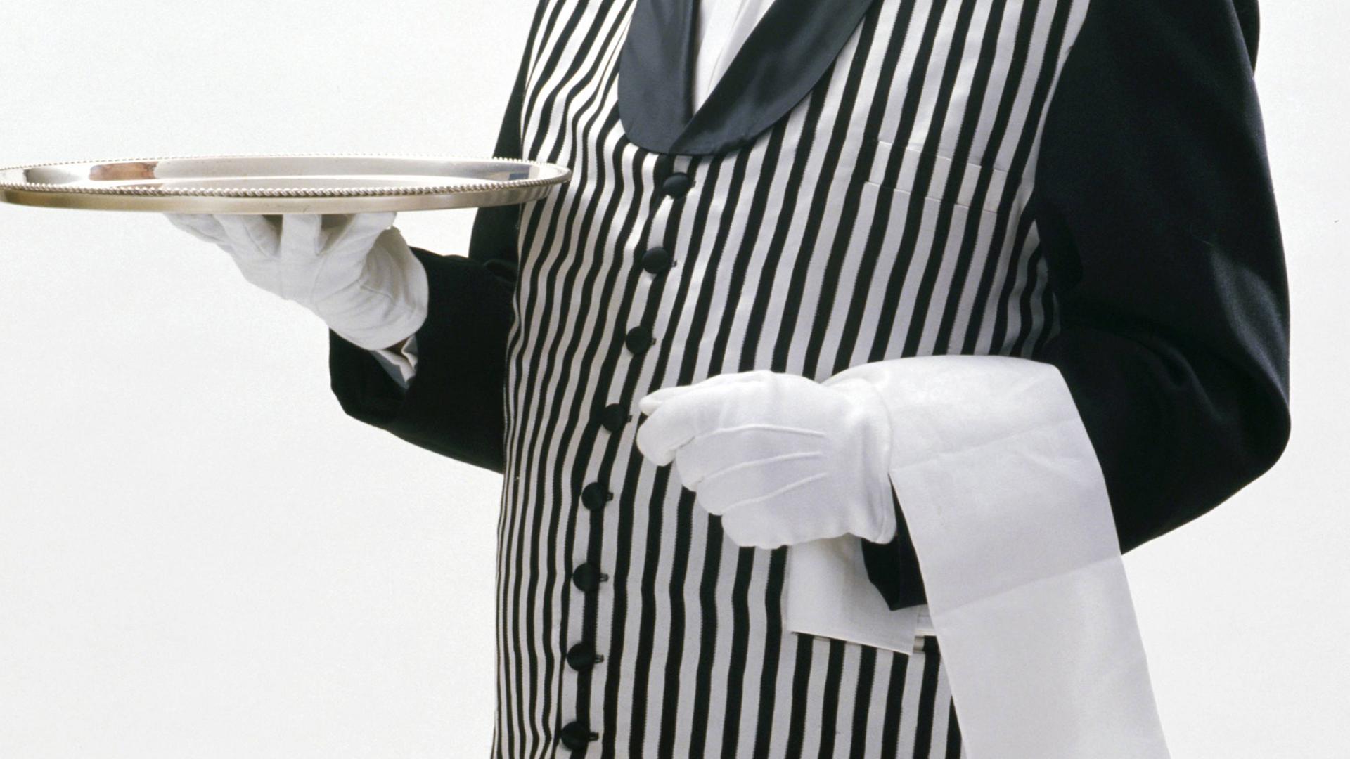 Butler mit Tablett. Butler mit Tablett.
