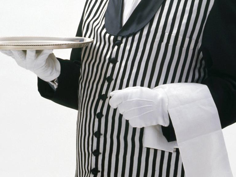 Butler mit Tablett.