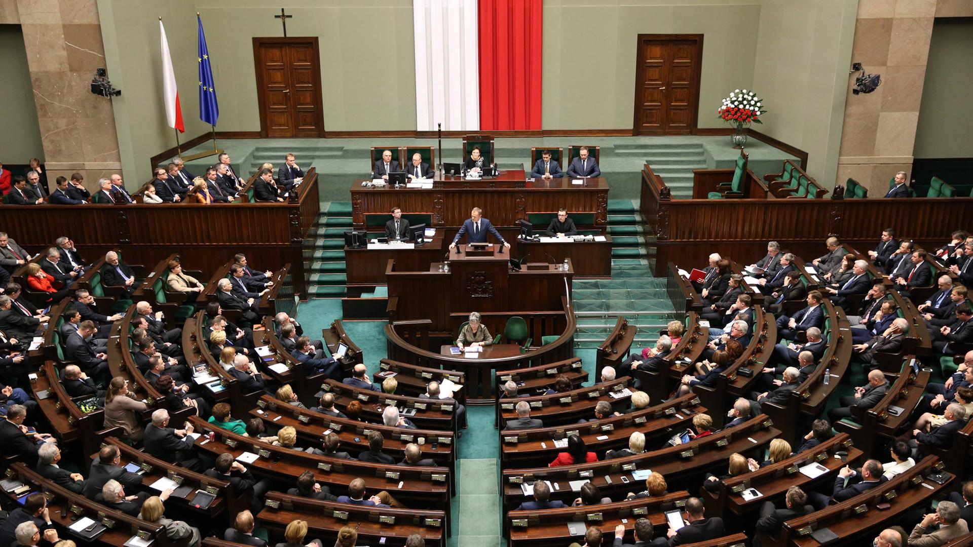 Das Polnische Parlament in Warschau am 05.03.2014. Der Premierminister Donald Tusk (bis September 2014) am Rednerpult. Das Polnische Parlament in Warschau am 05.03.2014. Der Premierminister Donald Tusk (bis September 2014) am Rednerpult.