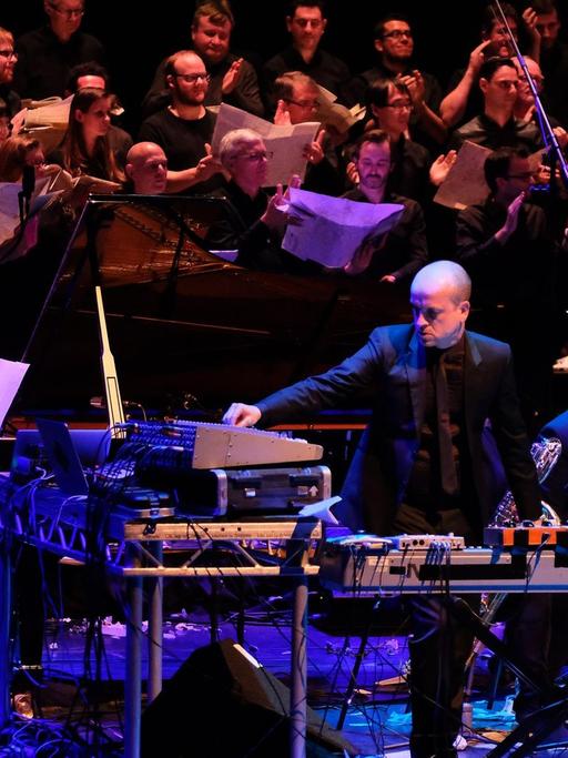 Der britische Musiker Matthew Herbert steht in der Mitte seiner Brexit Big Band an den Keyboards beim Festival Wassermusik 2018