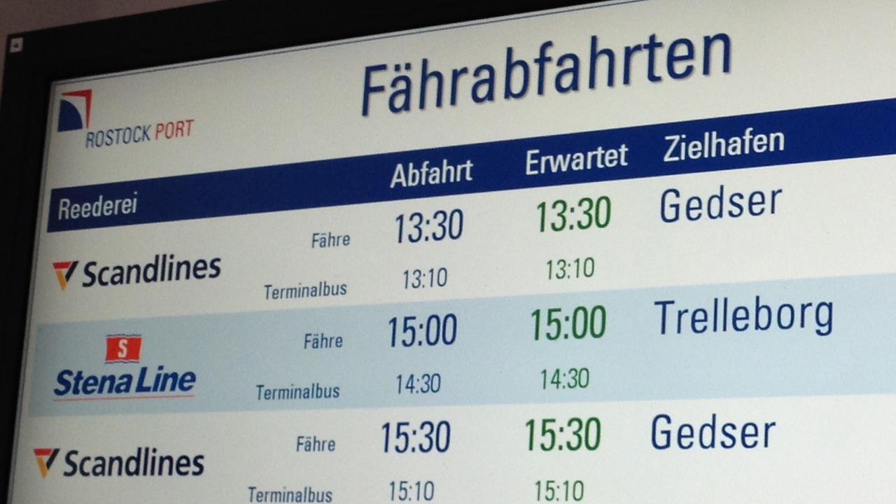 Schild mit den Fährzeiten nach Schweden Schild mit den Fährzeiten nach Schweden