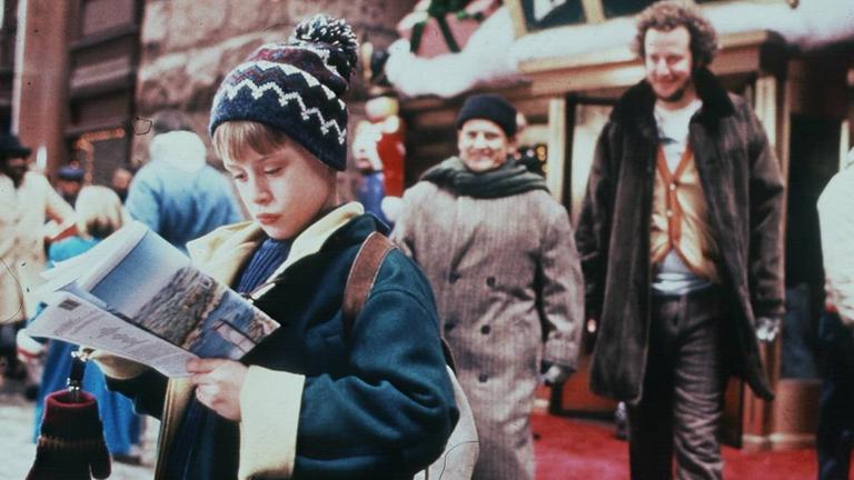 Szene aus dem Film "Kevin - Allein in New York" von 1992 mit den Schauspielern Macaulay Culkin (l.), Joe Pesci und Daniel Stern.