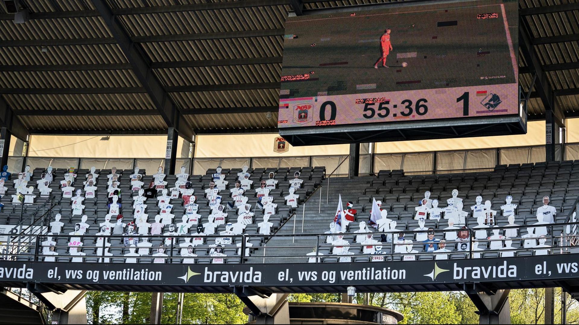 Fußball zu Corona-Zeiten in Dänemark: Pappaufsteller ersetzen die realen Zuschauer während eines Spiels zwischen AGF und Randers FC in Aarhus, Dänemark.