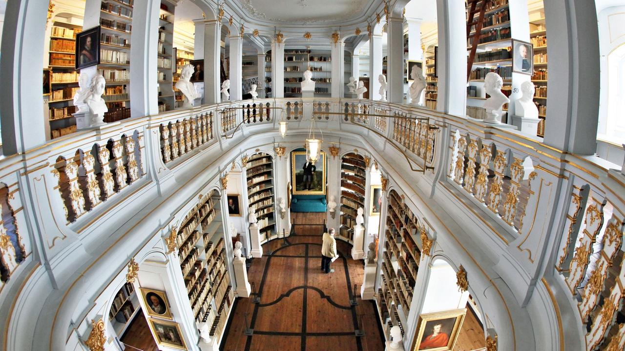 Der restaurierte Rokokosaal der Anna Amalia Bibliothek in Weimar. Der restaurierte Rokokosaal der Anna Amalia Bibliothek in Weimar.
