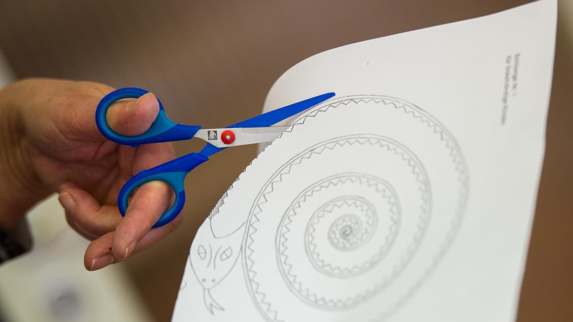 Eine Schere schneidet Papier Eine Schere schneidet Papier