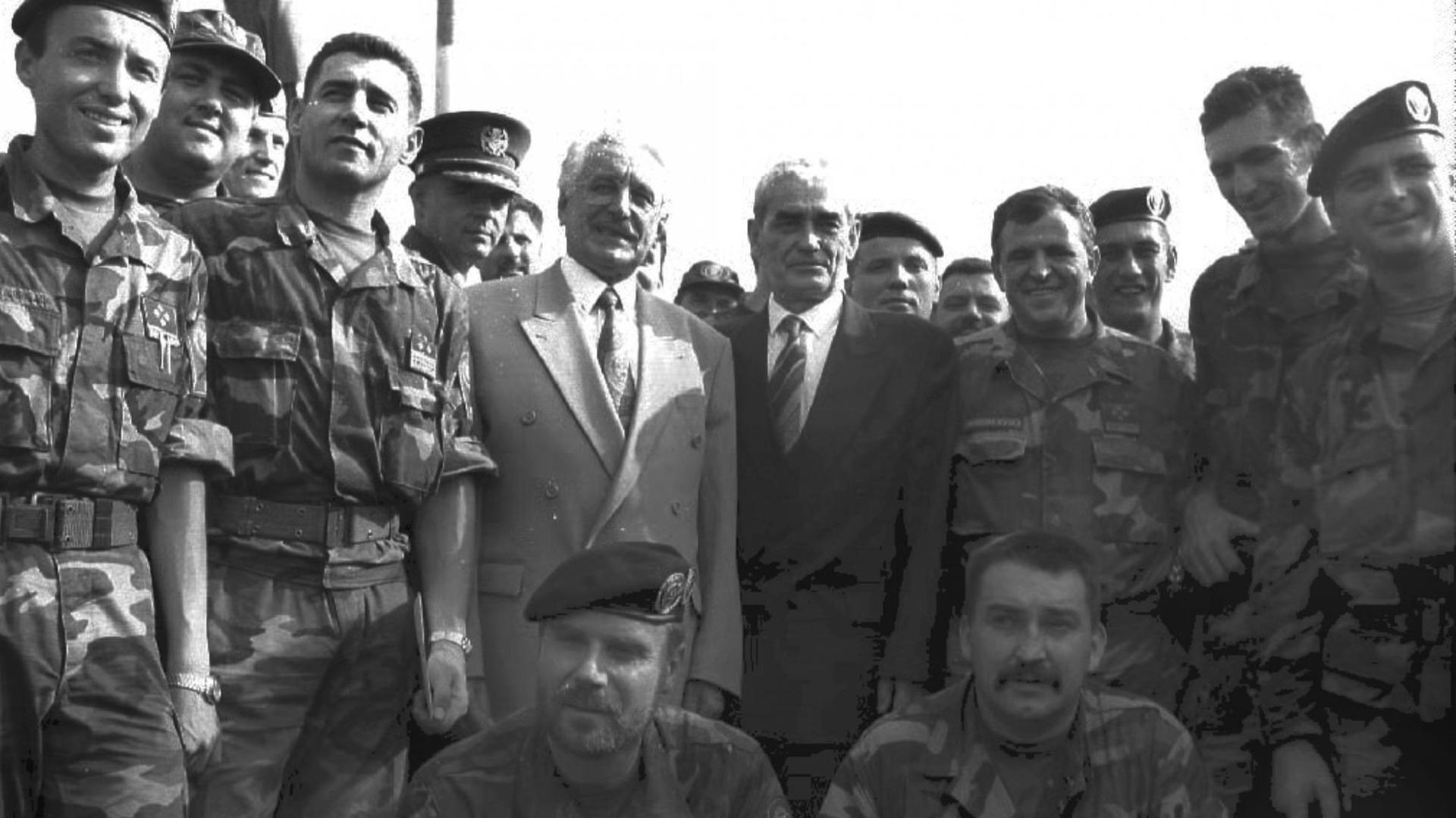Der kroatische Präsident Franjo Tudjman (m) posiert in Knin mit seinem Verteidigungsminister Gojko Šušak und siegreichen kroatischen Soldaten. Der kroatische Präsident Tudjman hat am 06.08. 1995 die gefallene Serbenhochburg Knin besucht. Der kroatische Präsident Franjo Tudjman (m) posiert in Knin mit seinem Verteidigungsminister Gojko Šušak und siegreichen kroatischen Soldaten. Der kroatische Präsident Tudjman hat am 06.08. 1995 die gefallene Serbenhochburg Knin besucht.
