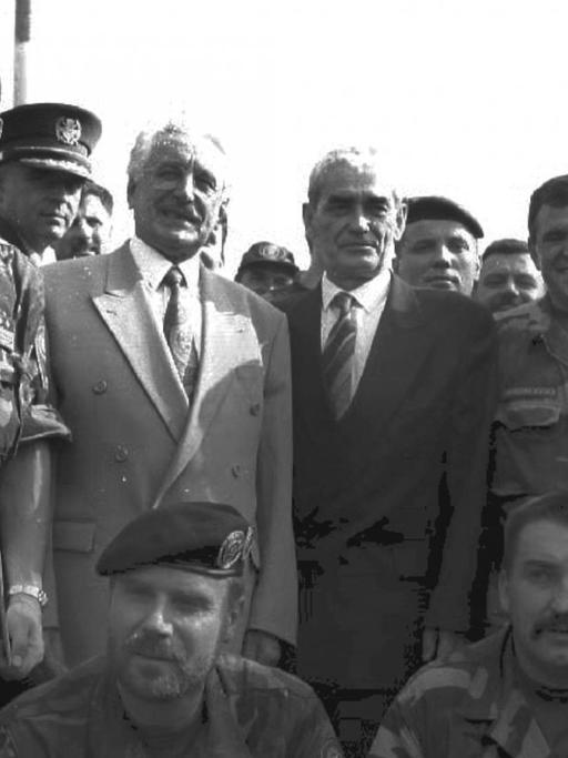 Der kroatische Präsident Franjo Tudjman (m) posiert in Knin mit seinem Verteidigungsminister Gojko Šušak und siegreichen kroatischen Soldaten. Der kroatische Präsident Tudjman hat am 06.08. 1995 die gefallene Serbenhochburg Knin besucht.