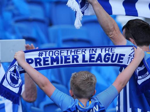 Premier League: Brighton-Fans machen ein Foto vor dem Anstoß gegen Manchester City.