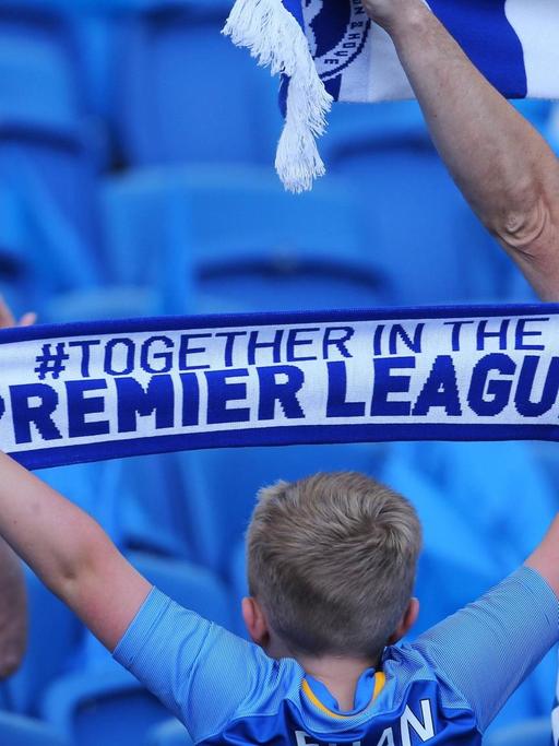 Premier League: Brighton-Fans machen ein Foto vor dem Anstoß gegen Manchester City.
