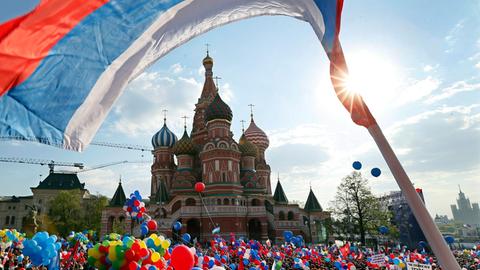 Zum ersten Mal seit 1991: 100.000 Menschen am 1. Mai auf dem Roten Platz in Moskau