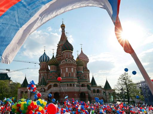 Zum ersten Mal seit 1991: 100.000 Menschen am 1. Mai auf dem Roten Platz in Moskau