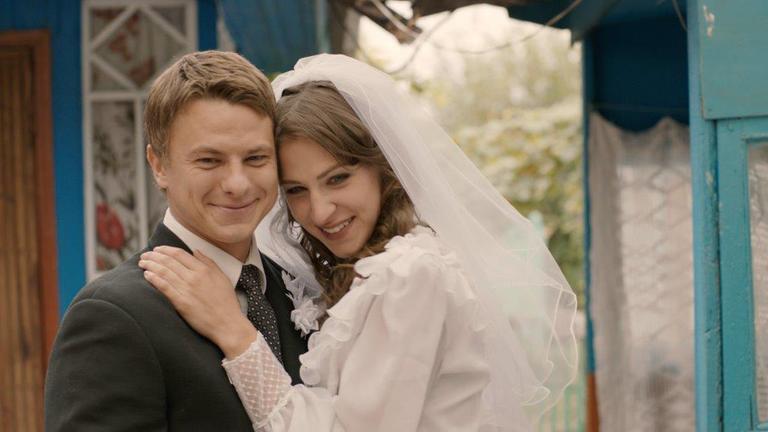Georg (Pasha Antonov) und Lena (Natalia Belitski) sind ein glückliches Brautpaar. Georg (Pasha Antonov) und Lena (Natalia Belitski) sind ein glückliches Brautpaar.