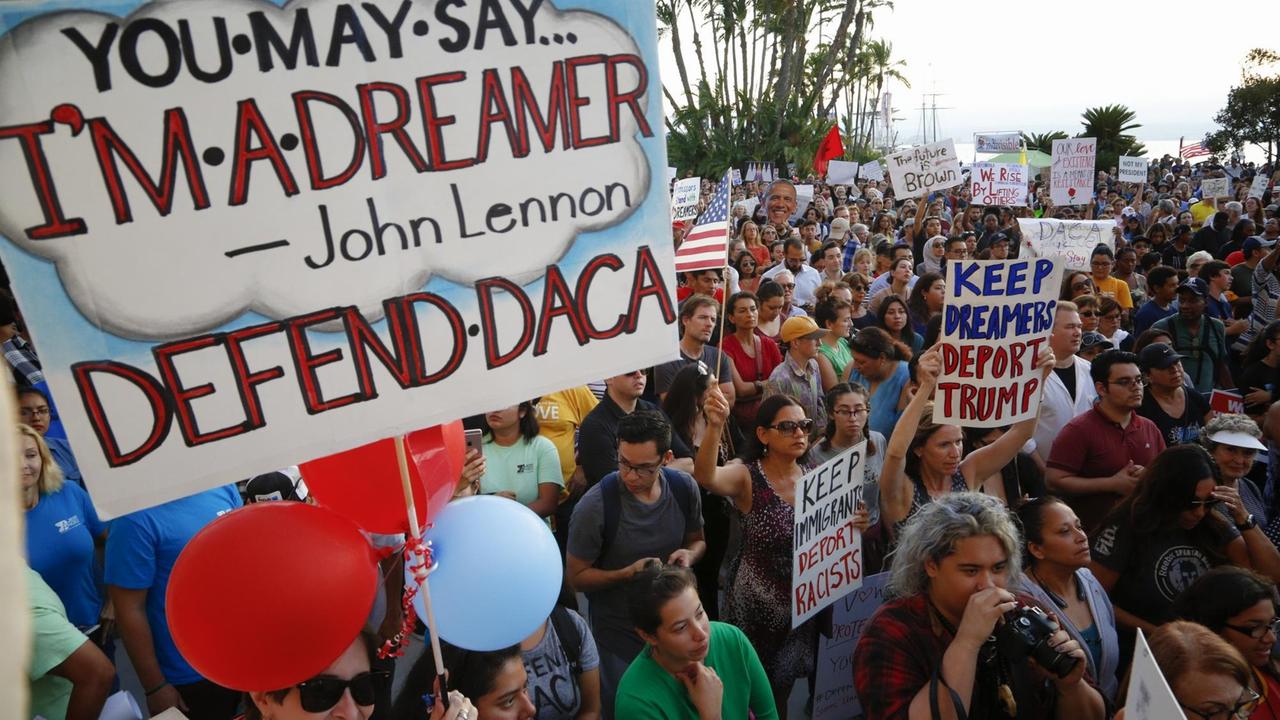 Aktivisten demonstrieren gegen die Abschaffung des unter Obama eingeführten Programms "Deferred Action for Childhood Arrivals" (DACA). Aktivisten demonstrieren gegen die Abschaffung des unter Obama eingeführten Programms "Deferred Action for Childhood Arrivals" (DACA).