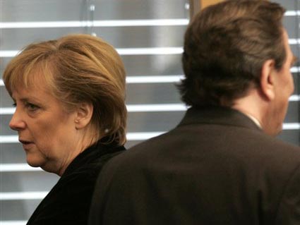 Die CDU Vorsitzende Angela Merkel und Bundeskanzler Gerhard Schröder treffen sich in der CDU Zentrale in Berlin zu Koalitionsgesprächen. Die CDU Vorsitzende Angela Merkel und Bundeskanzler Gerhard Schröder treffen sich in der CDU Zentrale in Berlin zu Koalitionsgesprächen.