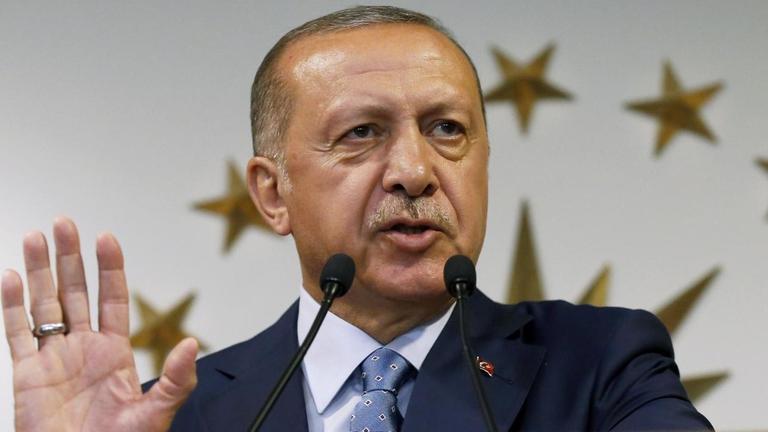 Der Bild zeigt den türkischen Präsidenten Erdogan. Er hält in seiner Residenz eine Rede an die Nation. Der Bild zeigt den türkischen Präsidenten Erdogan. Er hält in seiner Residenz eine Rede an die Nation.