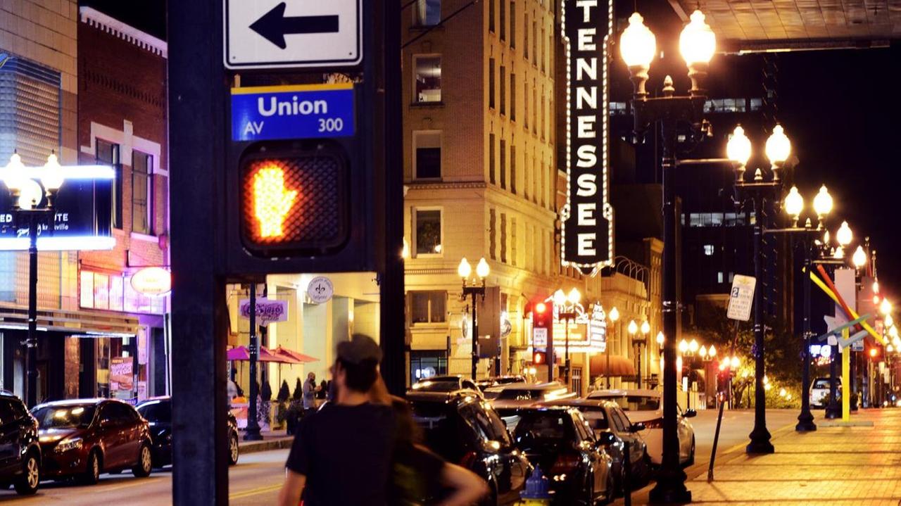 Stadt Knoxville bei Nacht, Straße, Cafés, Kneipen, Straßenlaternen Stadt Knoxville bei Nacht, Straße, Cafés, Kneipen, Straßenlaternen