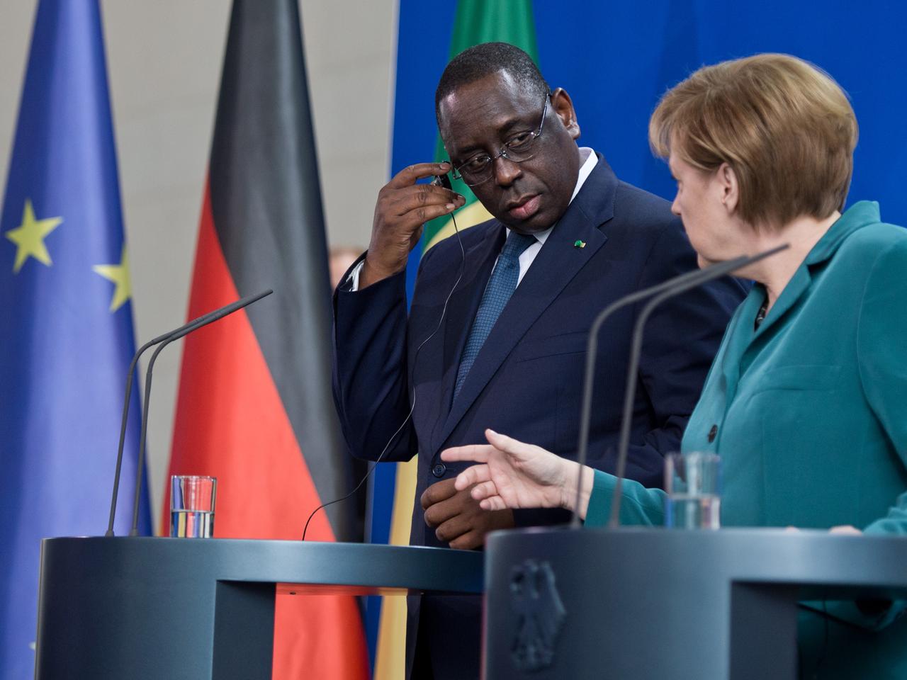 Bundeskanzlerin Angela Merkel (CDU) und der Präsident der Republik Senegal, Macky Sall, äußern sich im Bundeskanzleramt in Berlin bei einer Pressekonferenz.