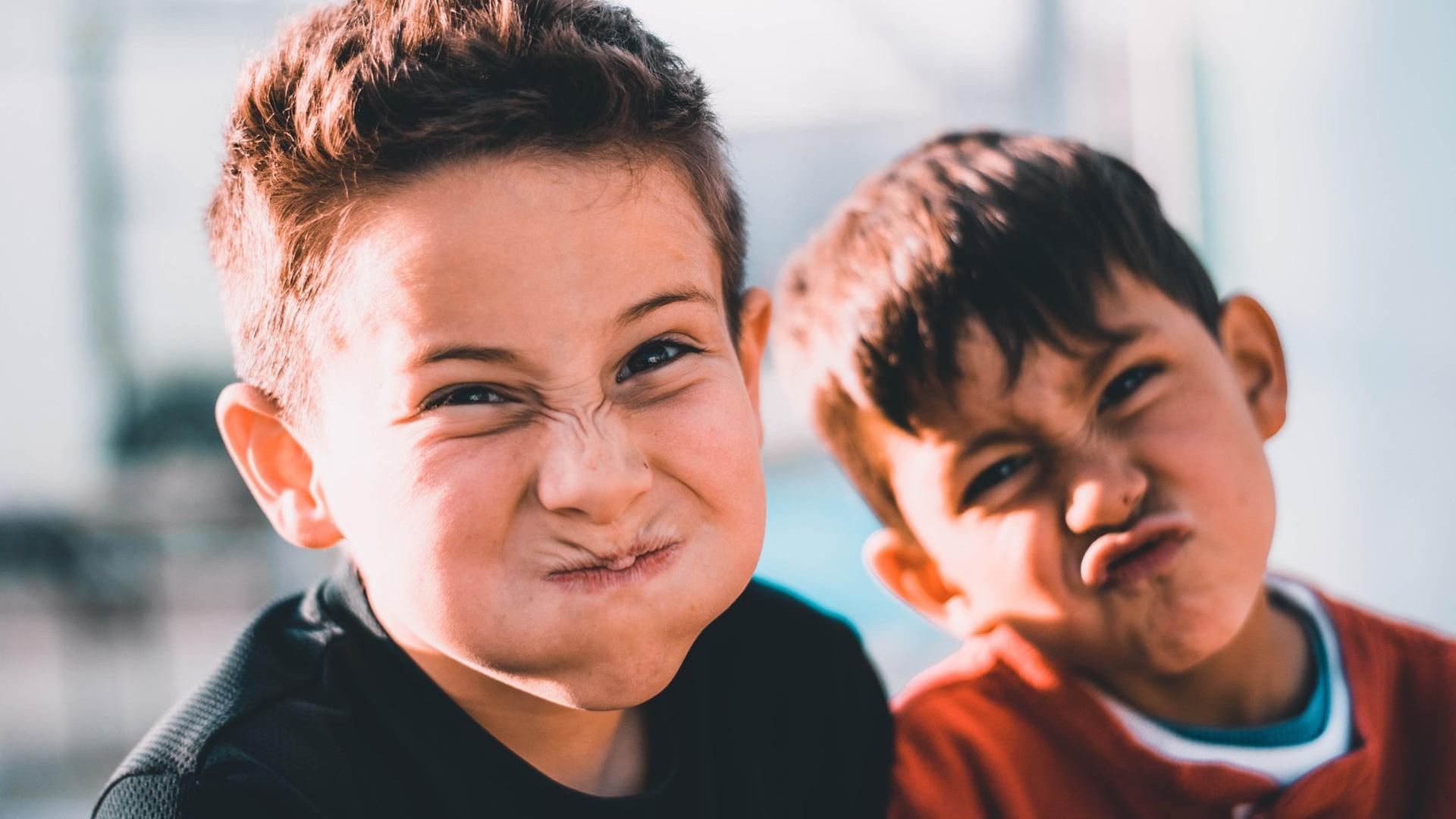 Zwei Jungen ziehen Grimassen. Zwei Jungen ziehen Grimassen.