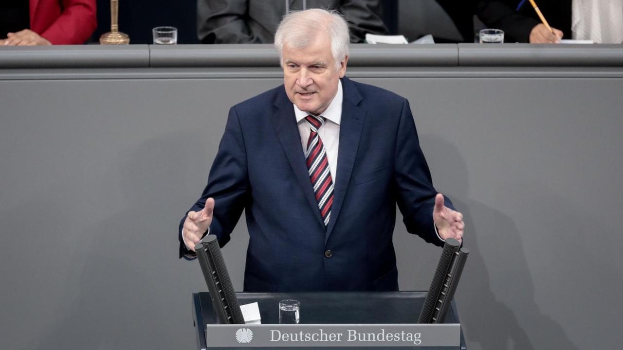 Bundesinnenminister Horst Seehofer (CSU) spricht bei der Haushaltsdebatte im Bundestag. Bundesinnenminister Horst Seehofer (CSU) spricht bei der Haushaltsdebatte im Bundestag.