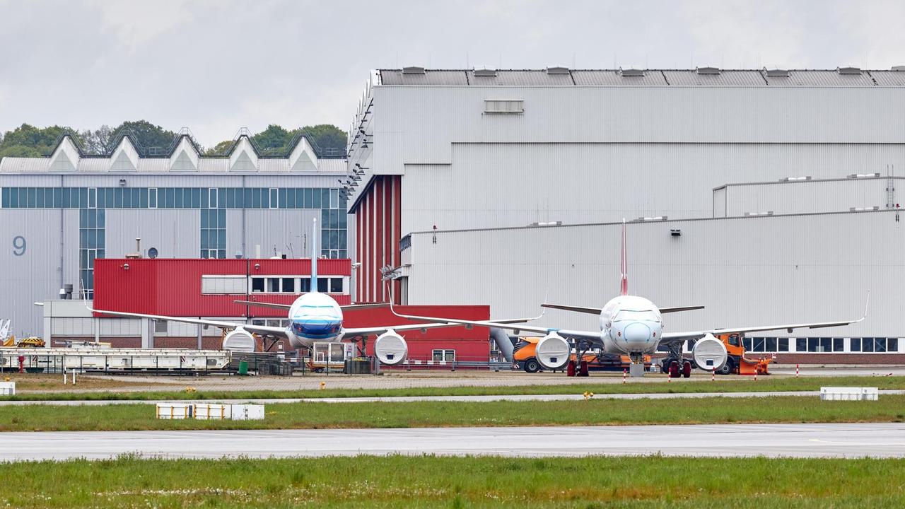 Zwei teilweise verpackte Flugzeuge stehen auf dem Gelände von Airbus in Finkenwerder.