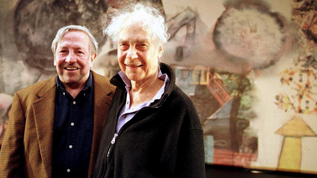 Der Pop-Art-Maler Robert Rauschenberg und der Choreograph Merce Cunningham stehen 2000 vor dem Bühnenbild, das Rauschenberg für Cunninghams Ballett "Interscape dedicated to treatro La Fenice" entwarf. Der Pop-Art-Maler Robert Rauschenberg und der Choreograph Merce Cunningham stehen 2000 vor dem Bühnenbild, das Rauschenberg für Cunninghams Ballett "Interscape dedicated to treatro La Fenice" entwarf.