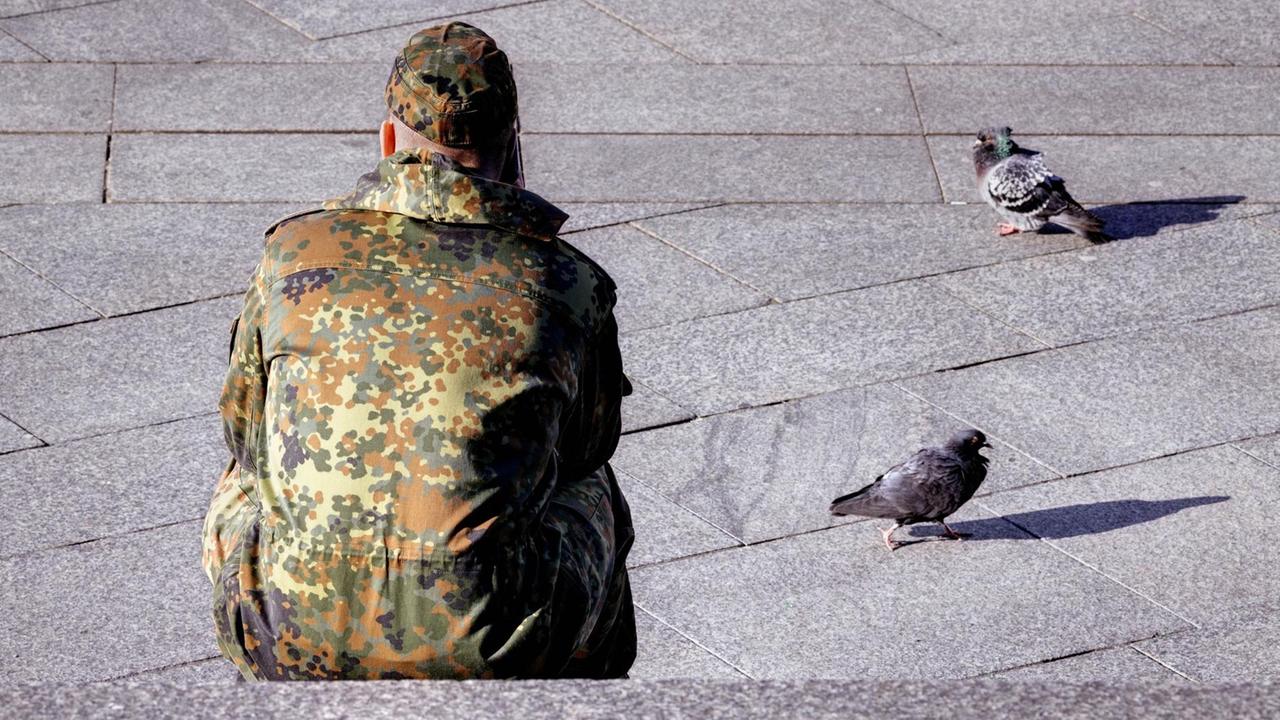 Ein Bundeswehr-Soldat auf Rückreise nach dem Wochenende. Ein Bundeswehr-Soldat auf Rückreise nach dem Wochenende.