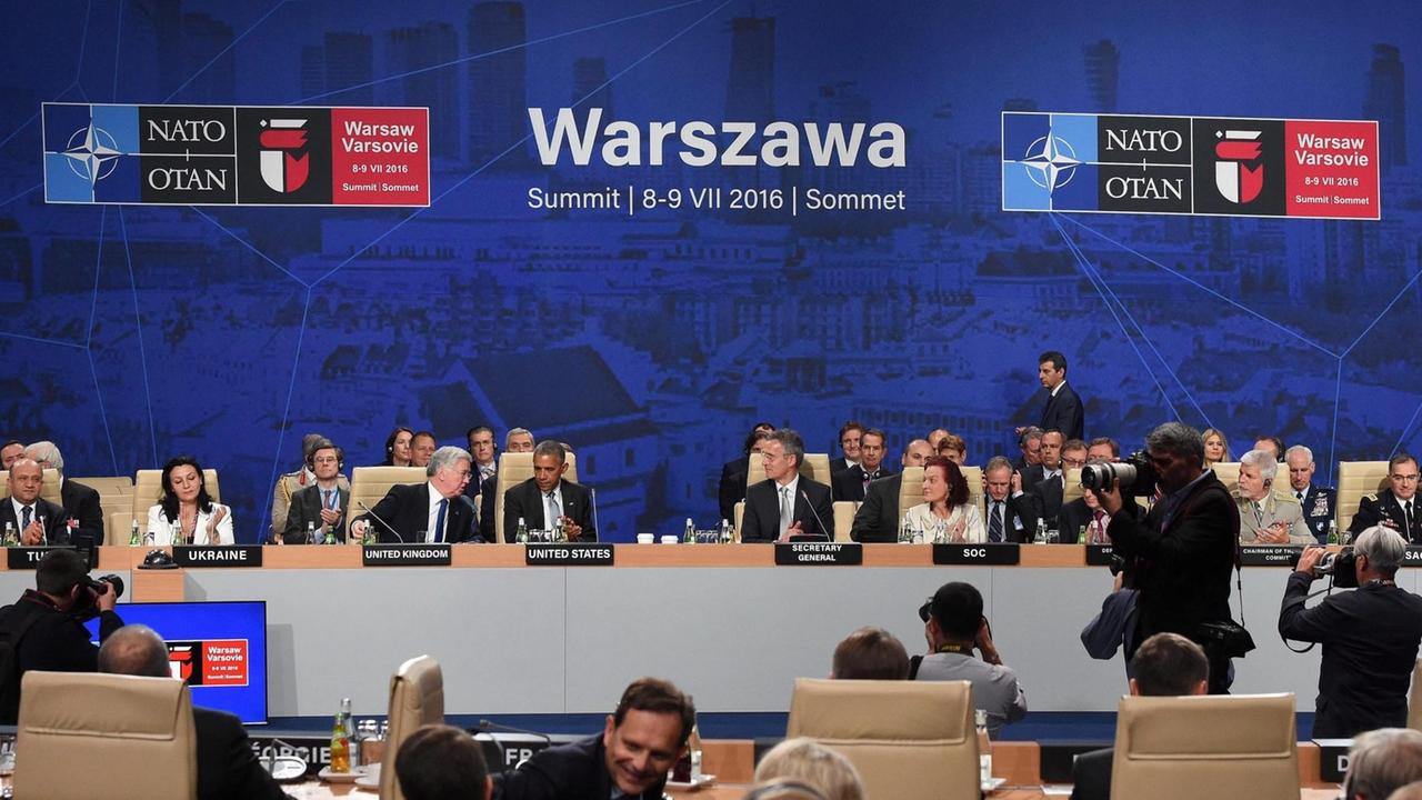 Die Teilnehmer des Nato-Gipfels in Warschau sitzen um einen Konferenztisch. In der Mitte US-Präsident Obama und Nato-Generalsekretär Stoltenberg Die Teilnehmer des Nato-Gipfels in Warschau sitzen um einen Konferenztisch. In der Mitte US-Präsident Obama und Nato-Generalsekretär Stoltenberg